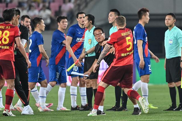 媒体人：哈登米切尔任意一人换成詹姆斯 骑士今天都能赢活塞