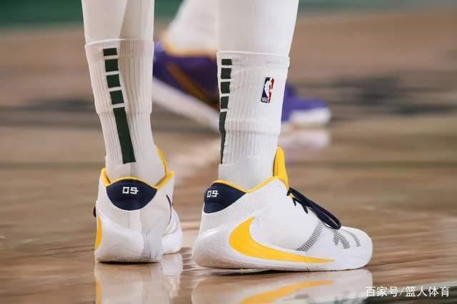 王哲林遭遇大腿拉伤 赛后被搀上救护车去医院