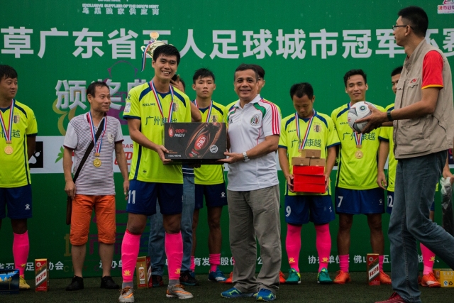 阿不都25+10新疆送江苏13连败 深圳力克山西